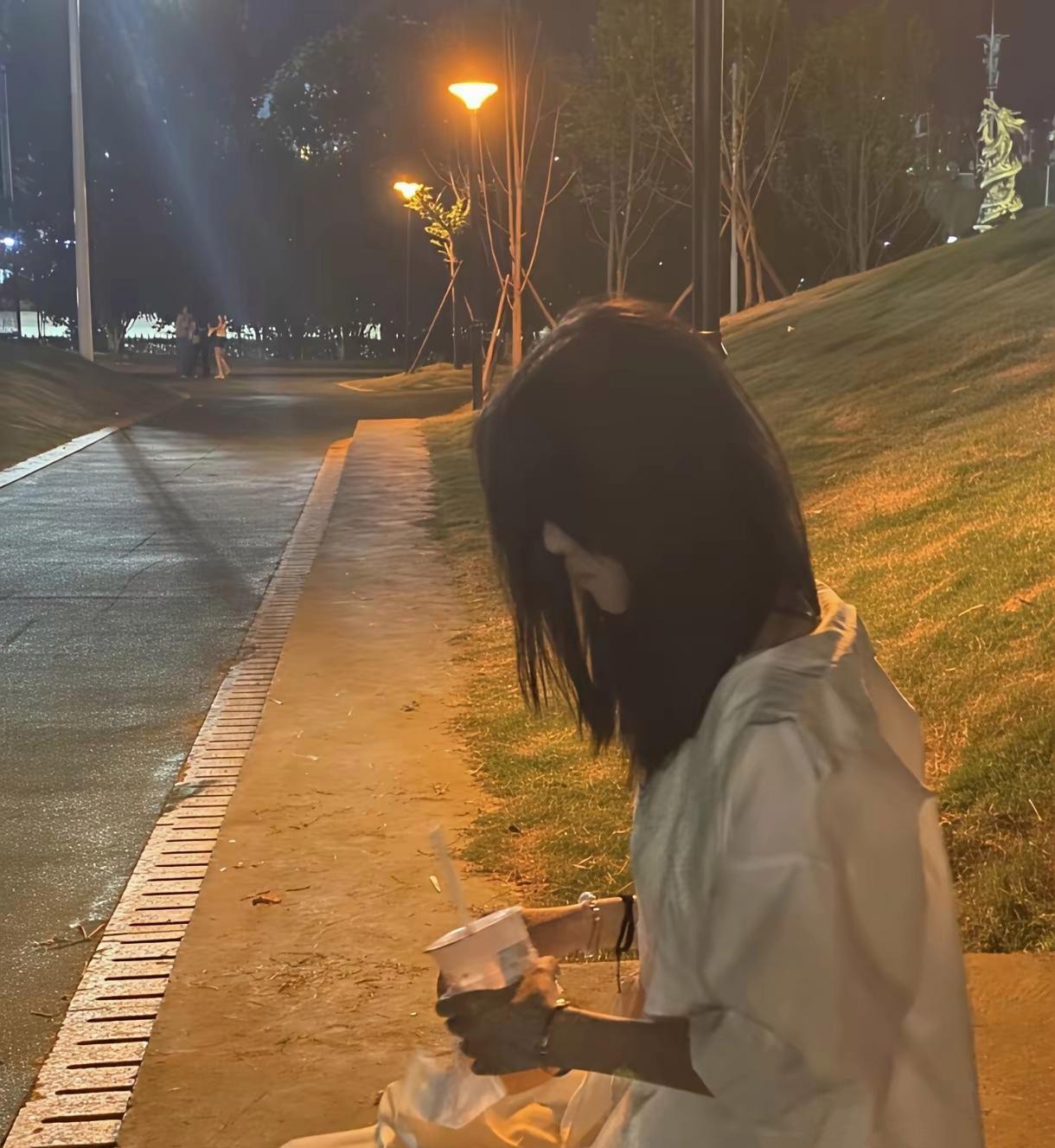 25岁的独生女，每月工资五千，父母都有退休金，家里还有两套房子，家底十分宽裕。五