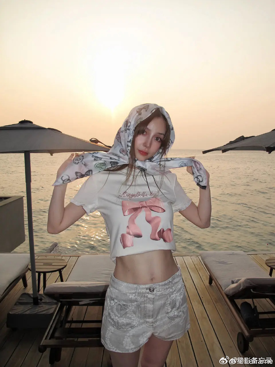 这俩85🌸现在谁状态好?一个原生脸开始疯狂顶号，一个年纪大把当网绿：鬼迷日眼妆