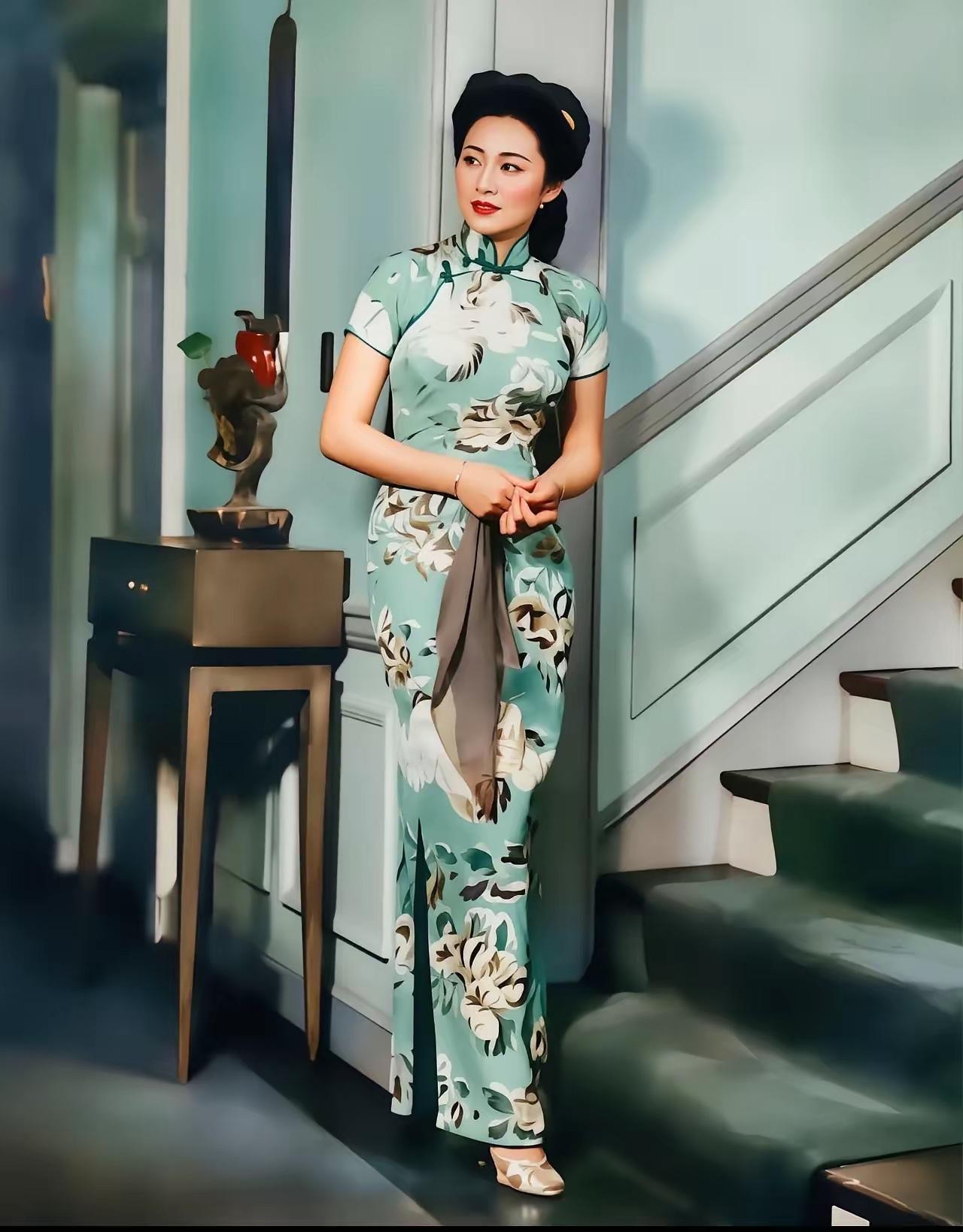 1942年的纽约，35岁的张乐怡留下了这张绝美老照片，一身旗袍尽显优雅气质，她长