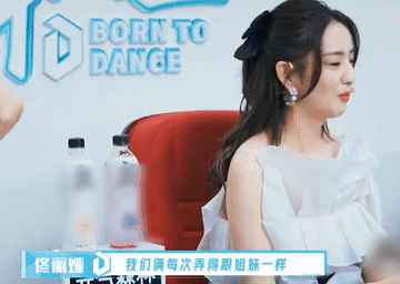 佟丽娅情商这么低吗？当面让金晨难堪，不就是发型有点像，都有个蝴蝶结吗？下次注意就