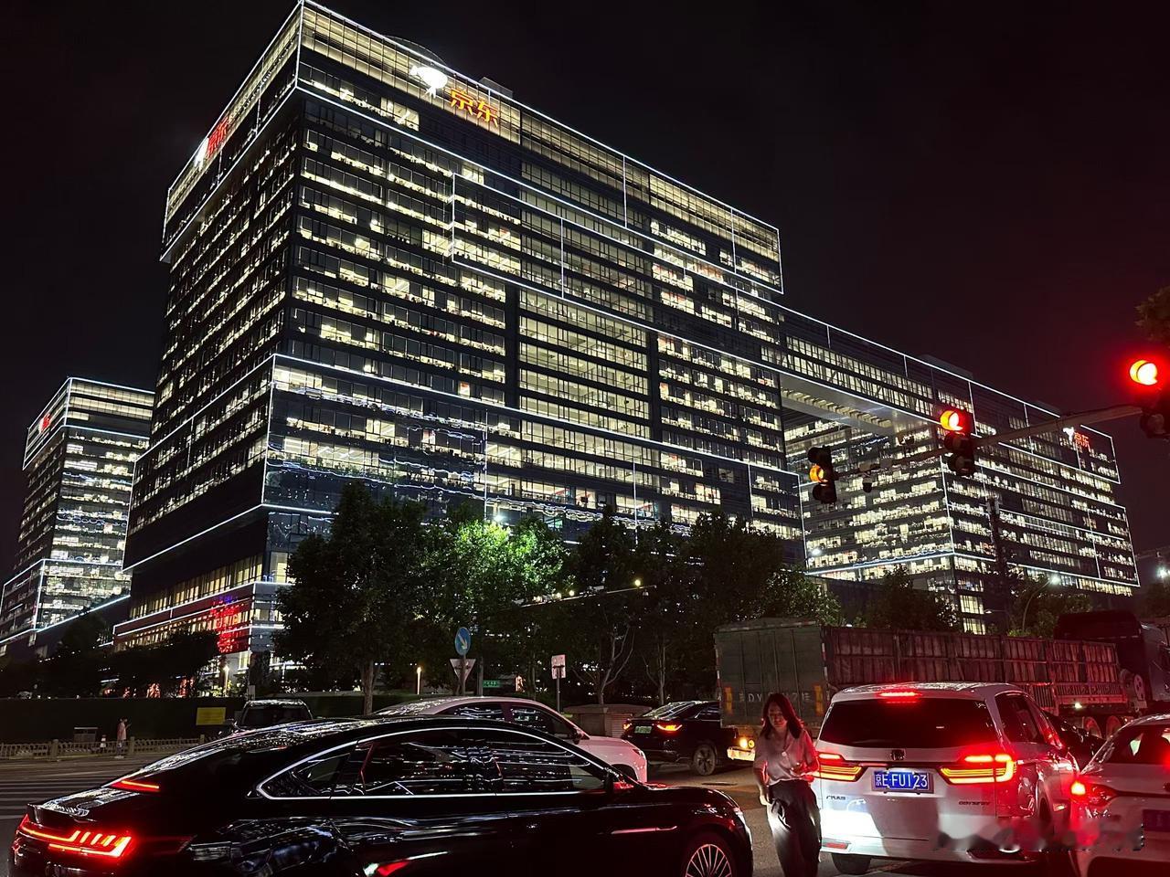 现在最忙的就是京东集团，半夜了，还灯火通明。京东员工日常京东转正