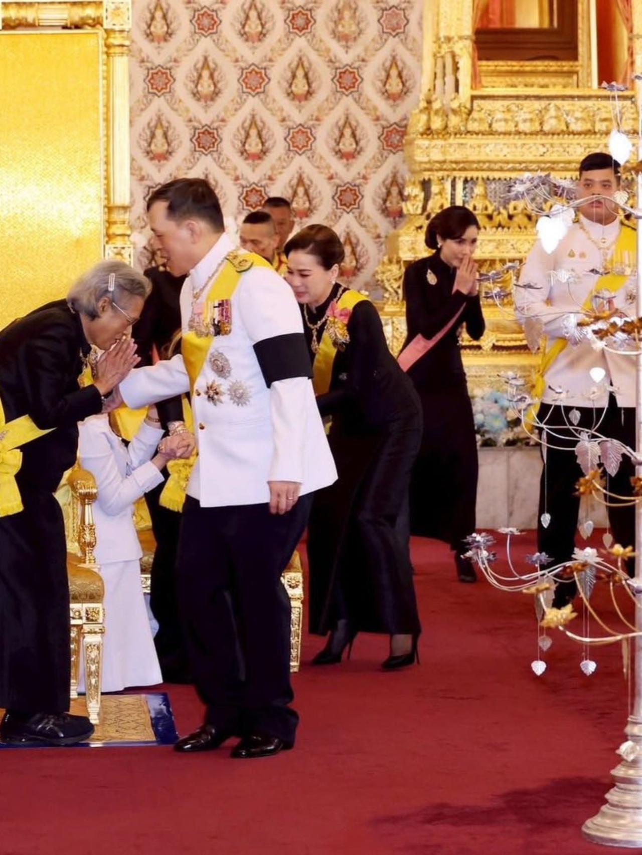 诗妮娜贵妃罕见换发型，波波头俏皮可爱2025年11月8日上午10时28分，曼谷