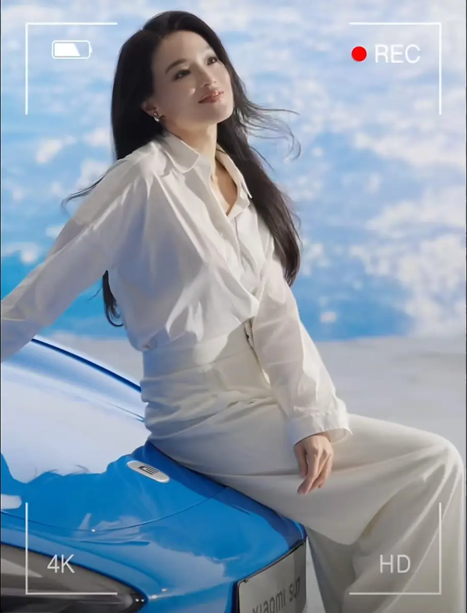 舒淇长发温柔靠蓝车拍摄随性松弛纯白look优雅又元气