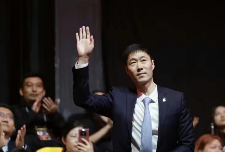 王励勤现身北京大满贯，第一场球就是中日大战，莎莎对阵平野美宇，所以莎莎必须