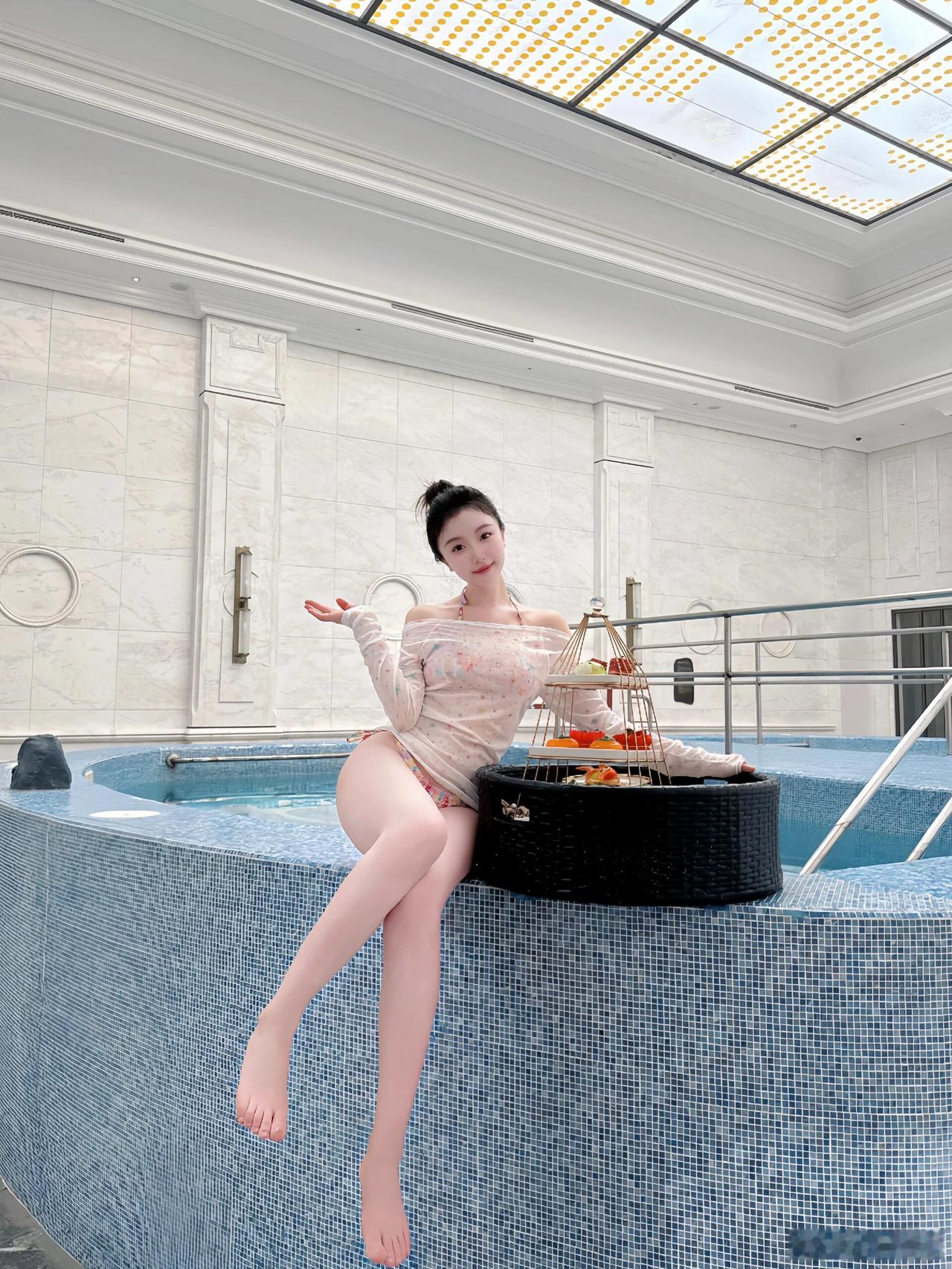 奢华泳池边，享受悠闲时光