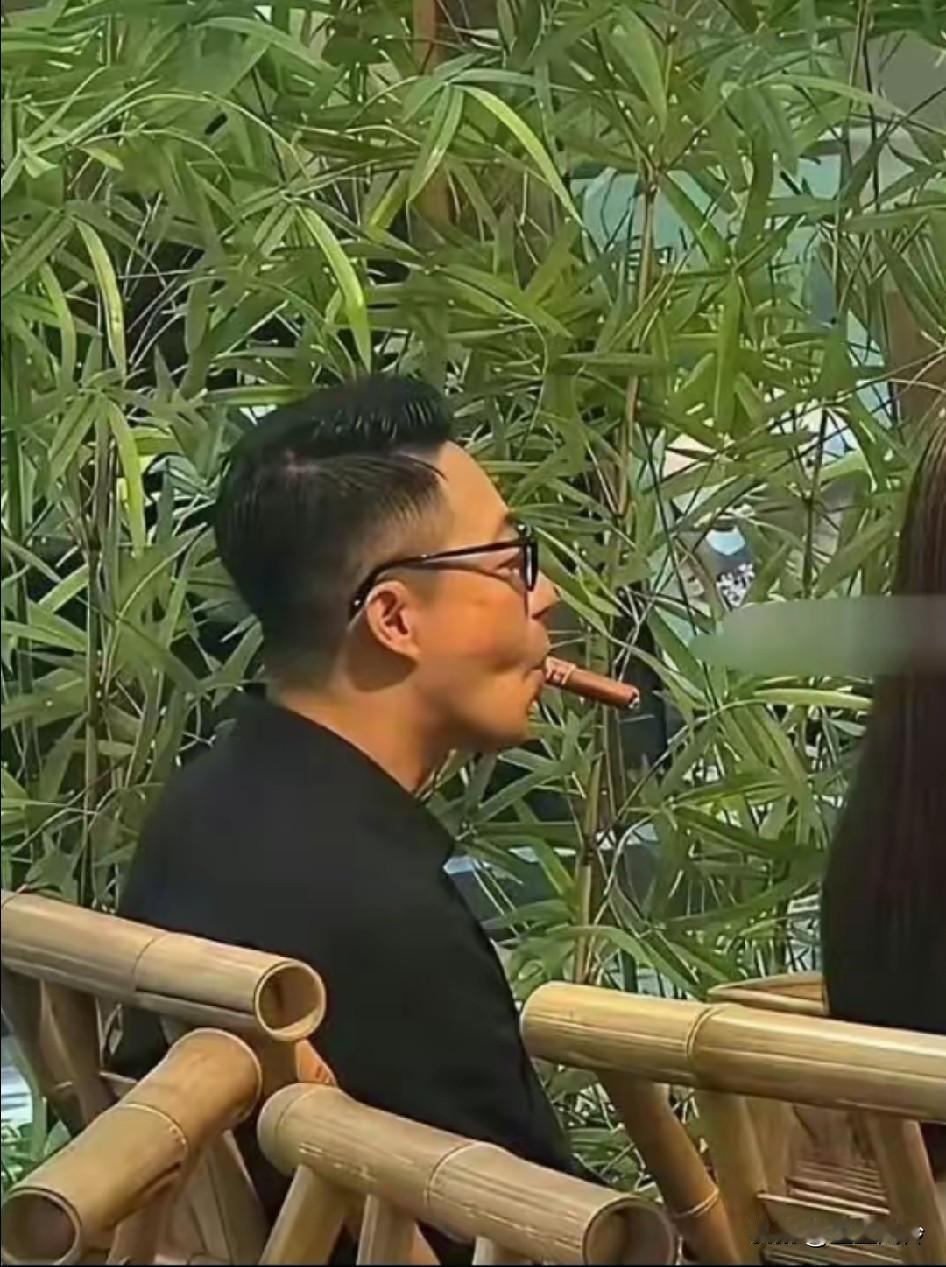 搞得跟老烟鬼似的，哎！不学无术游手好闲，抽烟抽这么狠么？不管什么场合抽一根，这