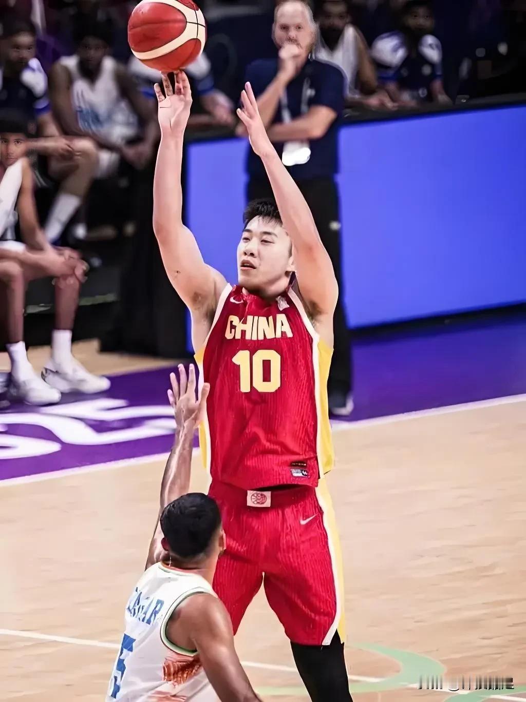 26岁的赵嘉义：从主力打成替补20岁的王俊杰：从替补打成主力赵嘉义在青岛队