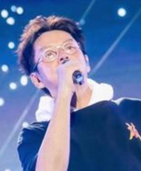 近日，谭咏麟演唱会上，一位西装革履的中年大叔因投入跟唱《爱情陷阱》而走红。当歌