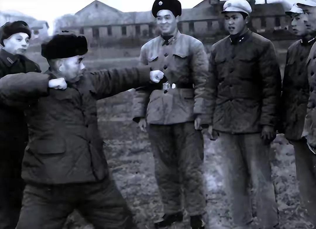 1943年，新婚夜，37岁的许世友对19岁的新婚妻子说了一句话。随后，他突然拔枪