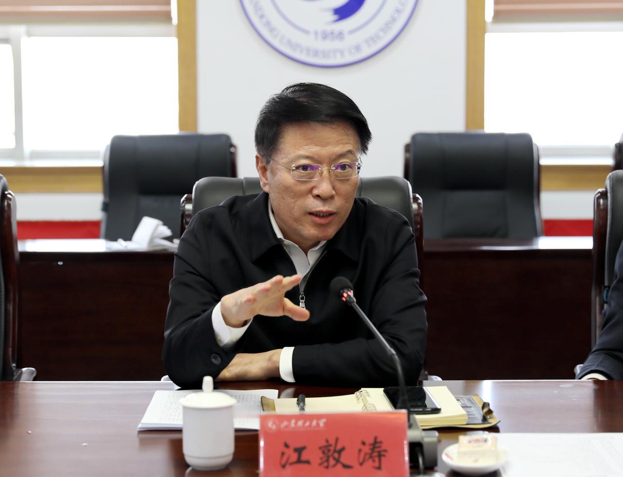 落马半年之后，江敦涛被“双开”，其违法违纪的问题也得以披露。除了落马干部常见