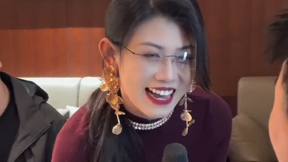给后面的人脸都唱红了