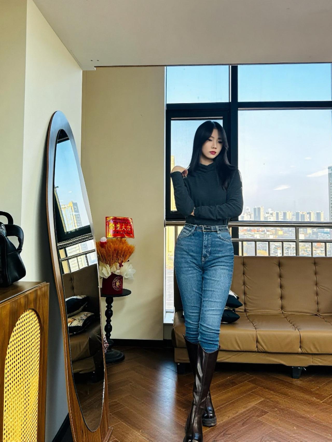 复古风格穿搭，修身高领上衣加紧身牛仔裤加棕色长靴，保暖又有气质，只是上衣容易粘毛