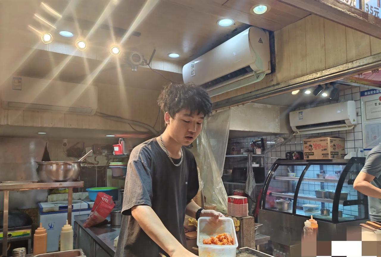 小小摊位三个空调，好舍得