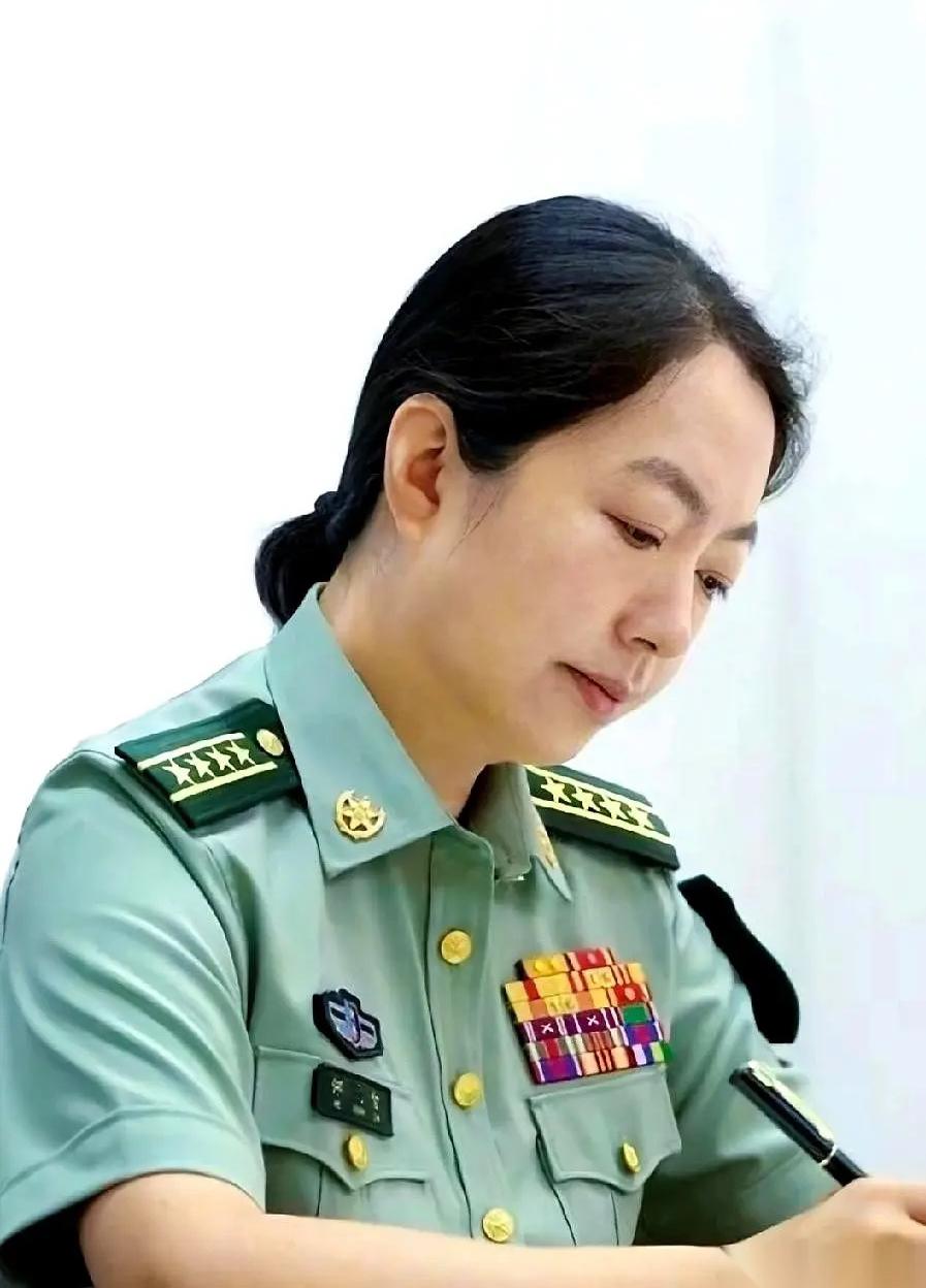 刷到一张照片，一位女大校。第一眼看肩章，两杠四星，已经很顶了。结果视线往下挪，
