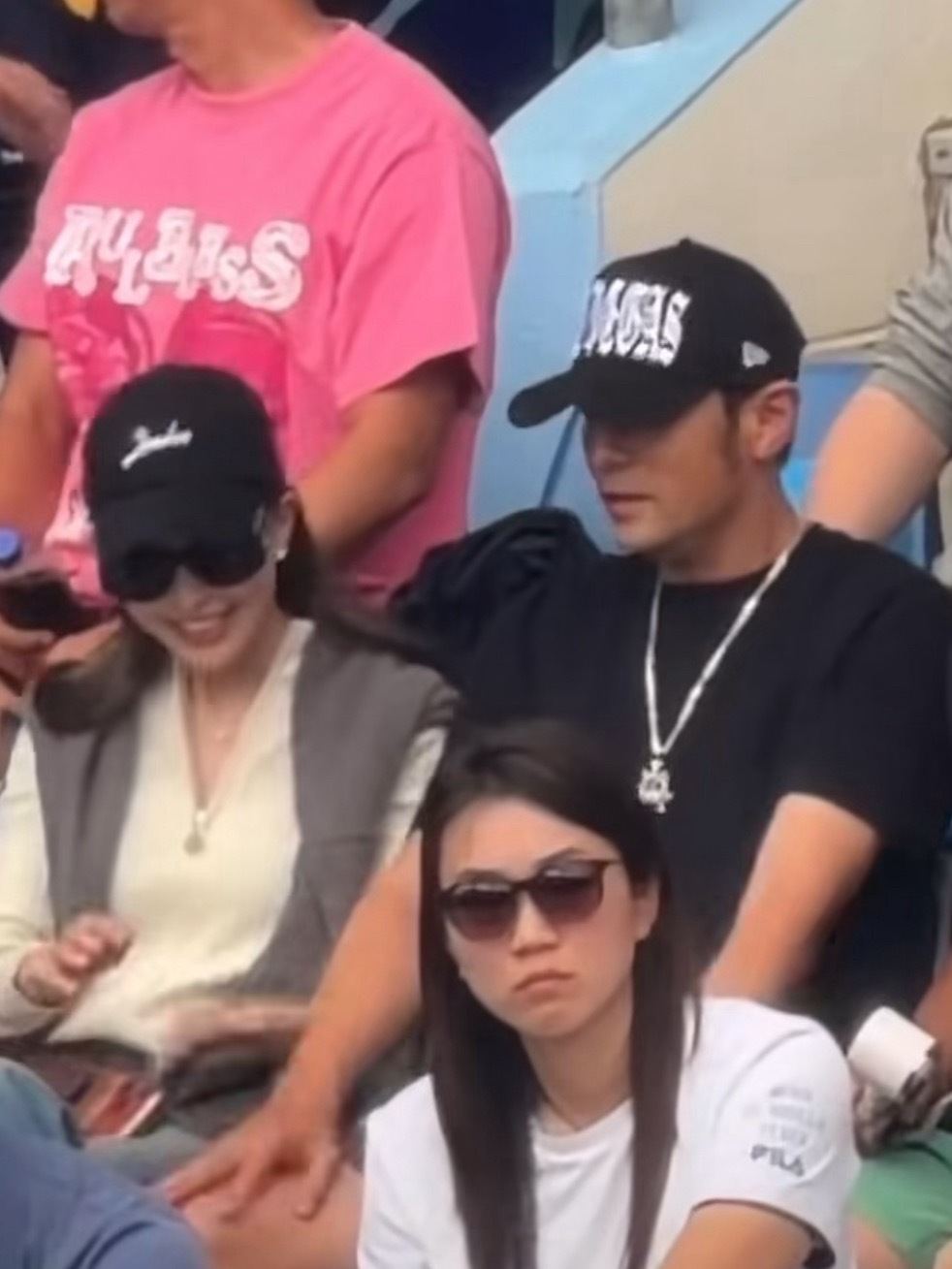 杰伦：害羞…昆昆：就摸就摸就摸～