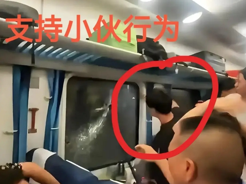 火车砸窗小伙，被批评教育，小伙子到底做错了什么？三个小时的等待，部分旅客已出现中