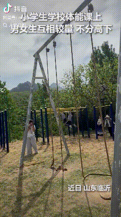 “太厉害了！”山东临沂，小学体能课上，一名男生和女生展开了激烈的比拼，前期男生略