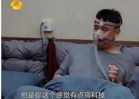 黄磊睡觉要戴呼吸机，这事儿一出来，好多人吓一跳。都以为他52岁的身体是不是彻底