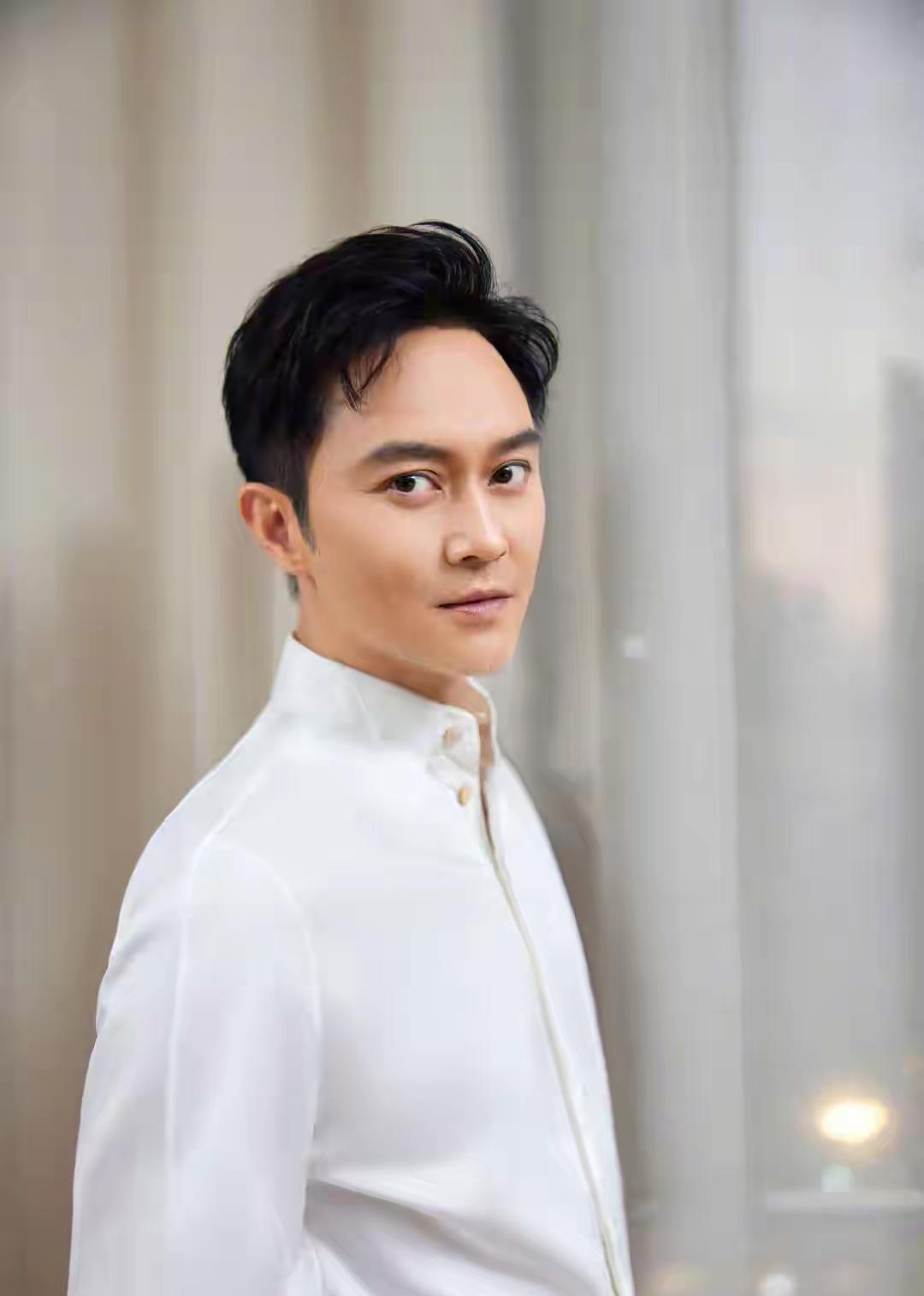 谁能想到，当年张智霖为了性格火爆的袁咏仪，竟然狠心断了和“玉女”许秋怡那段几乎要