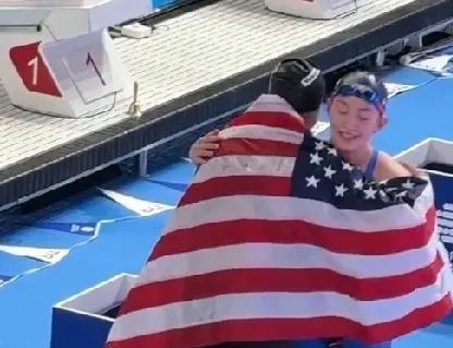 这是温暖的一幕！原来在新加坡游泳世锦赛女子800米自由泳决赛后，获得冠军的名将