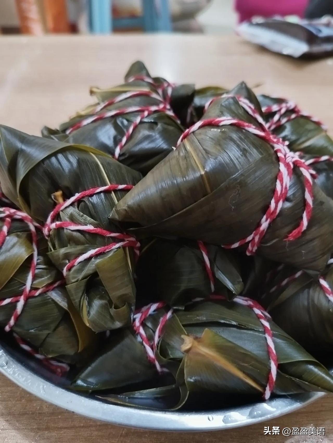 祝各位端午安康！粽子包好了，艾草挂上了，五彩绳也戴上了，水也晒上了。端午