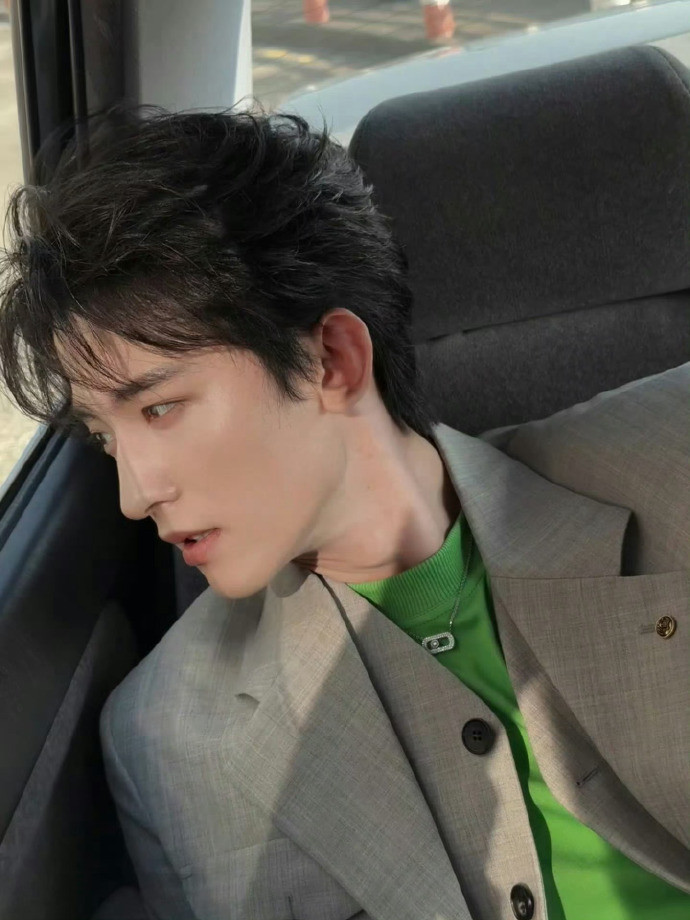 看见常华森的脸一点气都生不动了常华森这穿搭我是真没理解，但看到他的脸，瞬间觉得