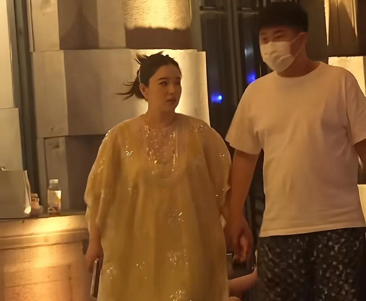 阚清子两口子手拉手在散步，看得出夫妻二人十分恩爱，阚清子穿着闪闪发光的大裙子，再