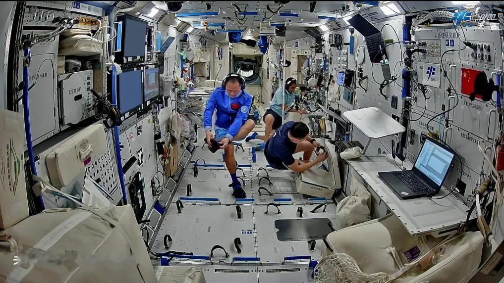 神舟21号航天员乘组在轨驻留将延长约1个月，比以往乘组多出一个月左右。三名航