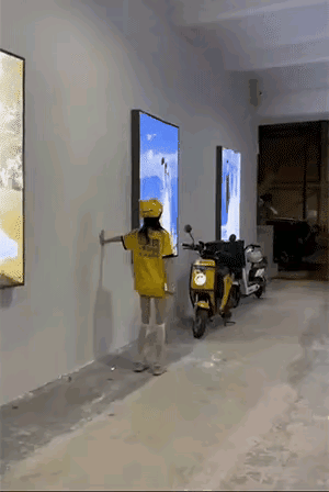 姑娘,听叔劝,转行吧!不知道你是冷的双腿发抖,还是跑楼梯过度辛苦而腿抖,你