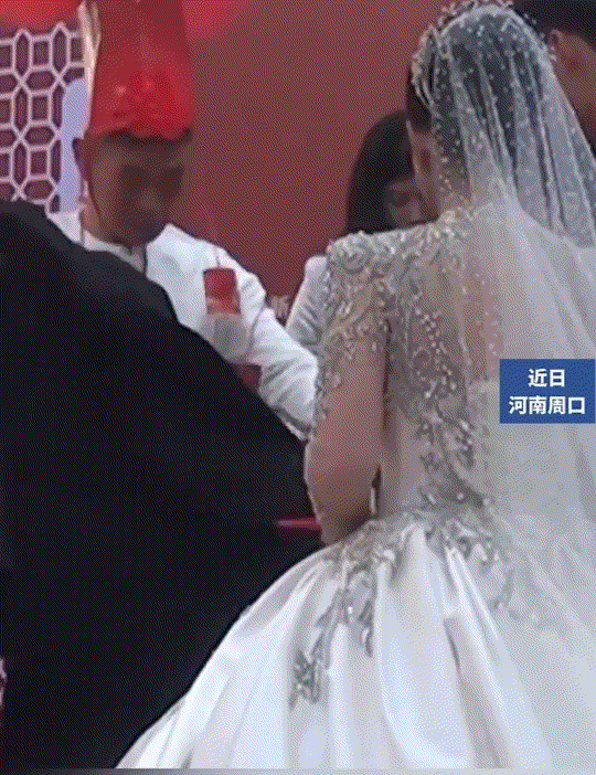 太暖了！河南周口，一婚礼上，新娘就穿了一件单薄婚纱给公公婆婆敬茶，公公见儿媳冻得