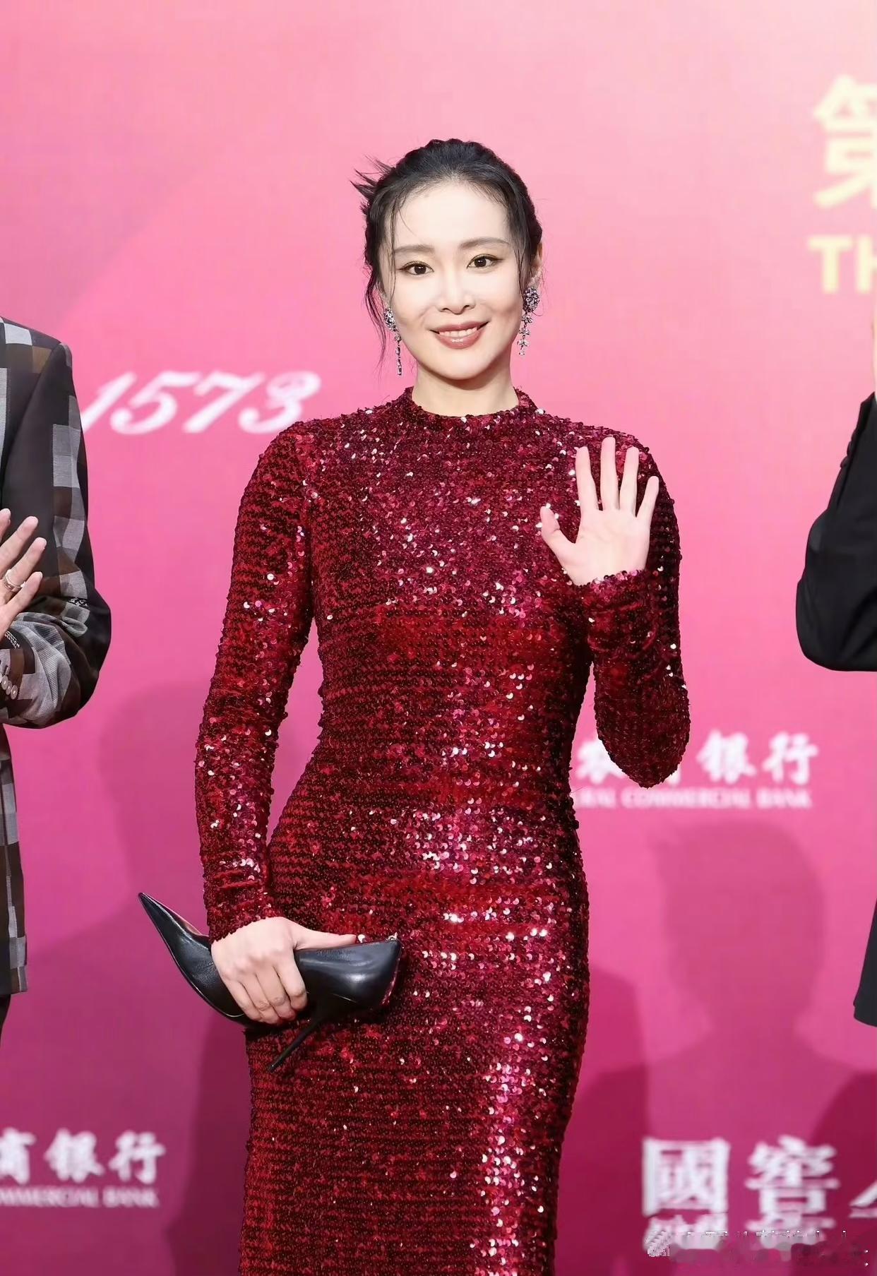 高叶手里拿的以为是高跟鞋，原来是个包，这搭配真是一言难尽​​​