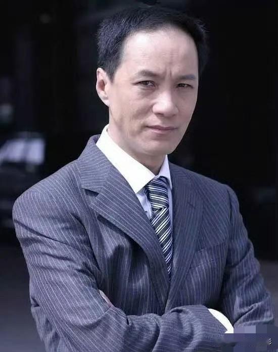 经典剧《不要和陌生人说话》里的安嘉和，近期在下沉市场出现离谱的口碑反转，不少网友