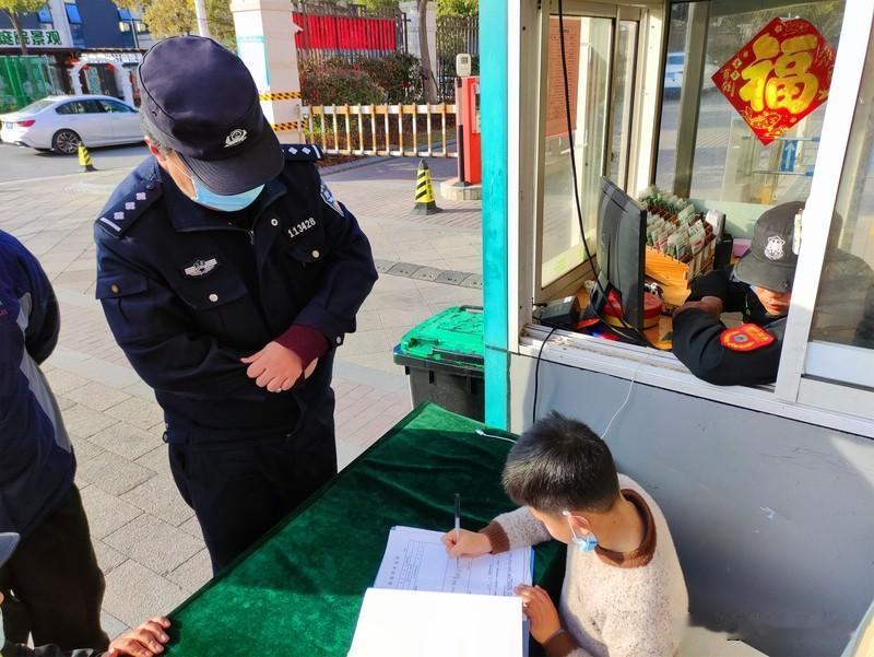 湖北洪湖这起悲剧太让人痛心了！11月13日，3岁男童在家门口掉进河道，母亲下水施