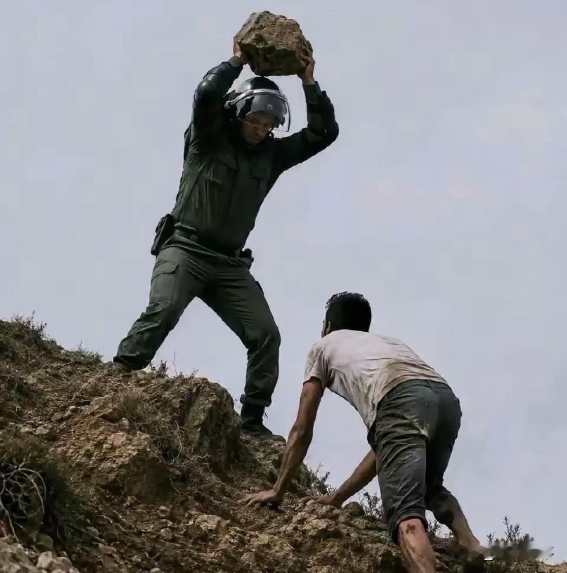 数万人，从摩洛哥非法游泳到西班牙的飞地休达，然后被遣返。当这些游民再次踏上自己