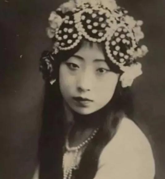 黄金荣和露兰春离婚后，盯上了一代名伶吕美玉，但是吕美玉嫌弃他，誓死不从，没想到就