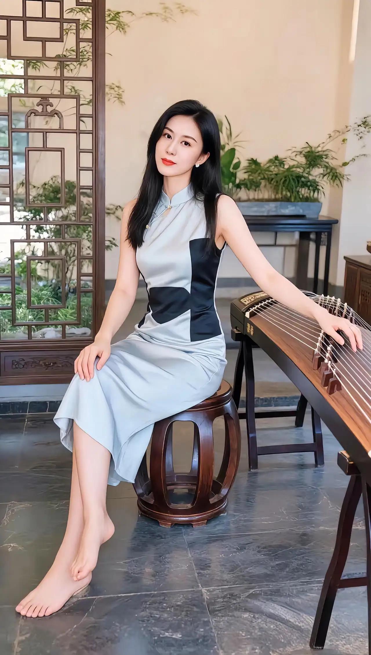弹古筝光着脚有点不优雅吧。