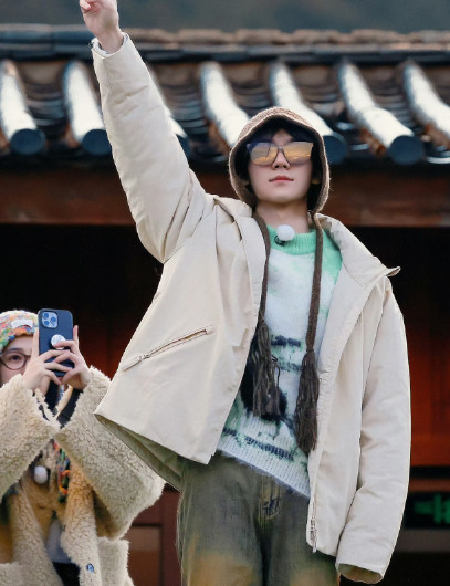 白鹿跳张真源新歌碎镜摇白鹿跨过时团和张真源互动白鹿这宣传力度真的没谁了，跑男录