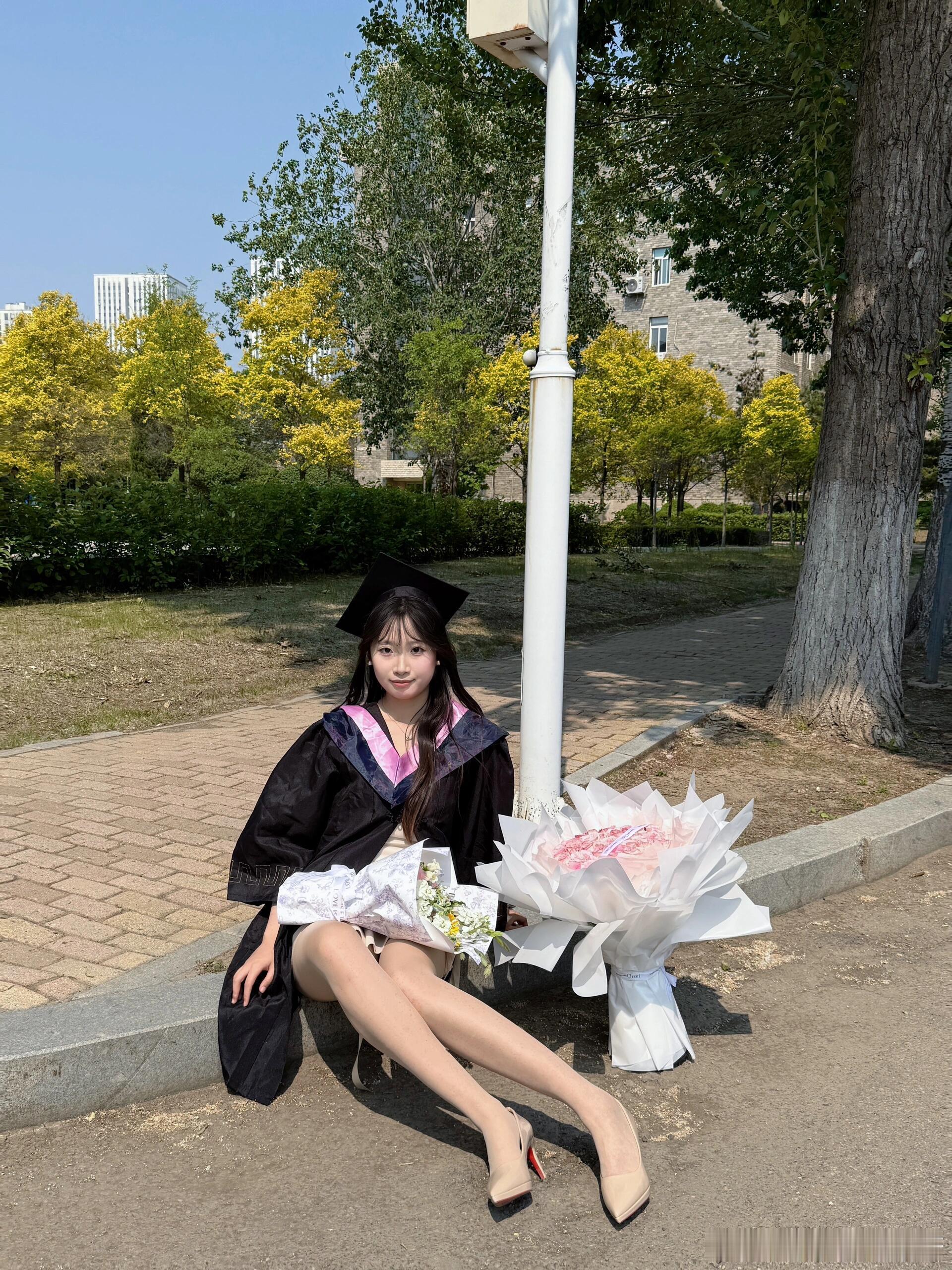 肉色丝袜搭配裸色高跟鞋，遇见最美毕业季~​​​