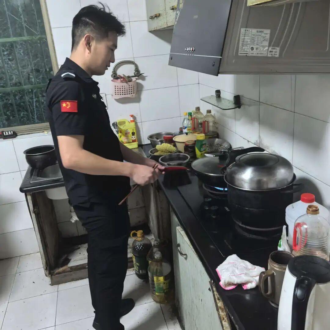 三姐弟两顿没吃饭饿到报警，这事你怎么看？家里大人不在，三个孩子饿到扛不住，直