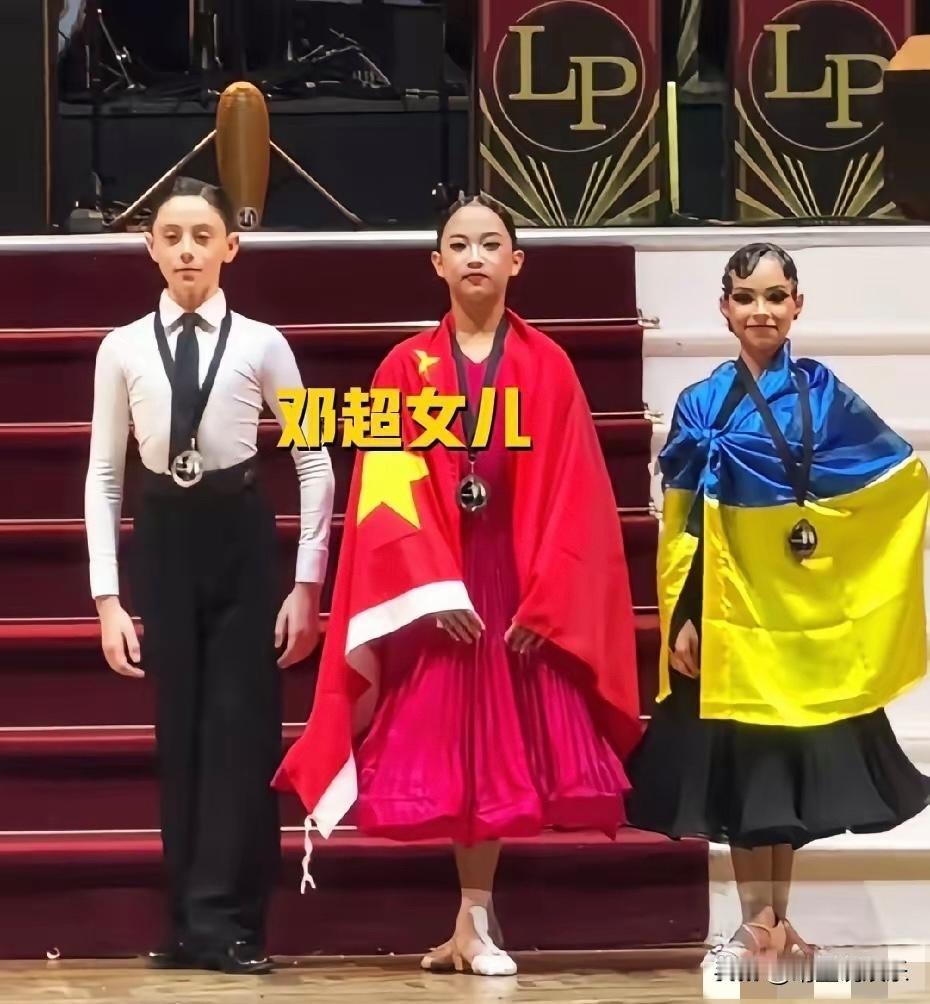 我就说基因这回事也会buff点满吧，邓超女儿小花不就验证了嘛，近日在英国参加