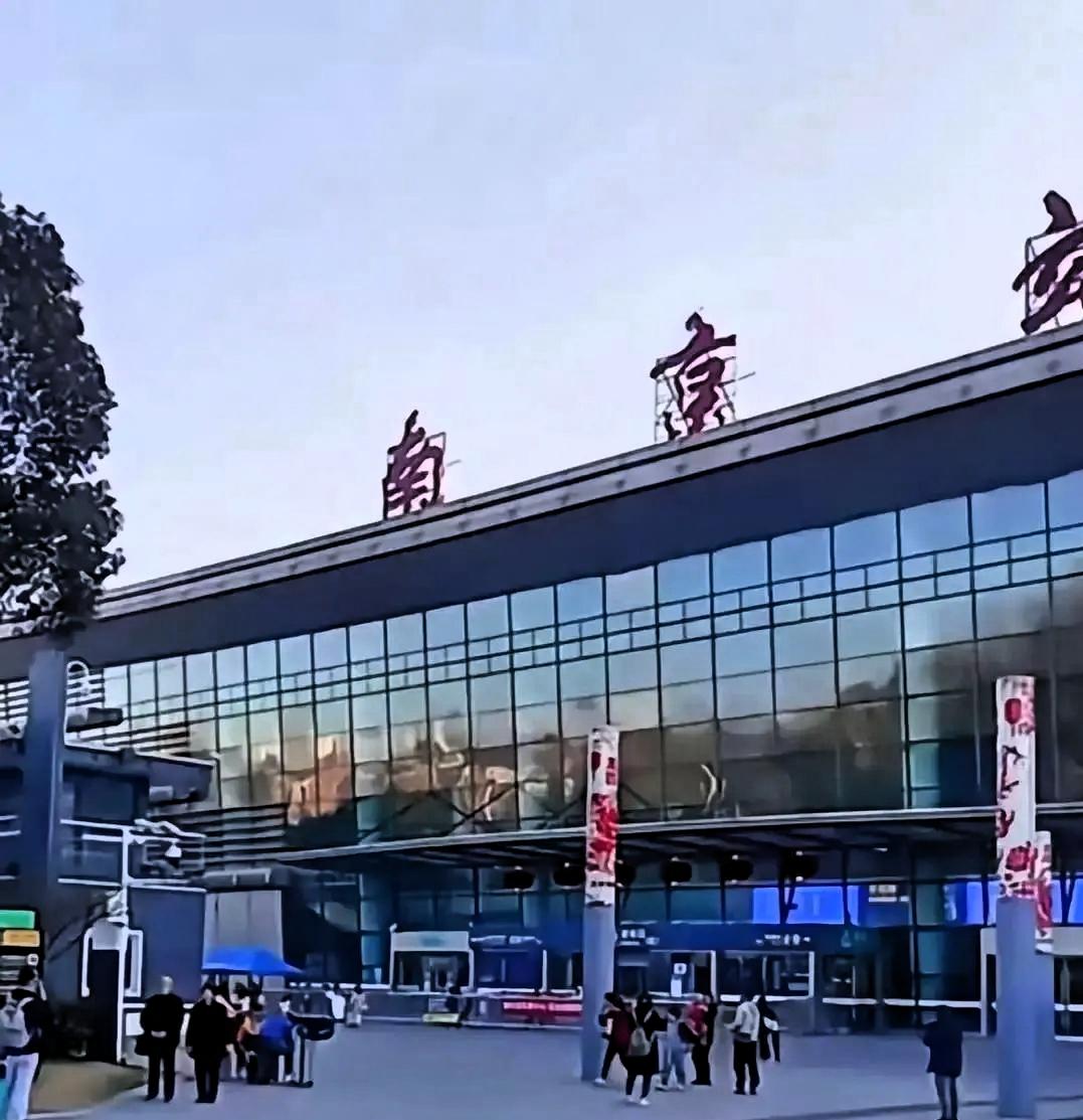 男子趁五一假期到南京旅游，竟然偶遇离异17年的前妻，没想到两人四目相对，瞬间就认