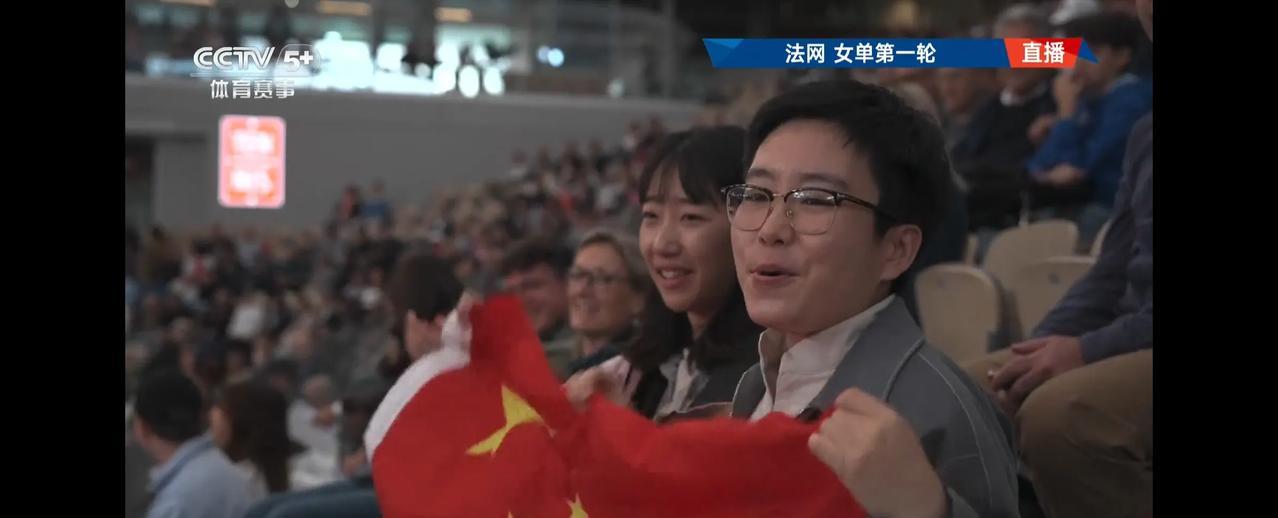 北京时间21时整2025法国网球公开赛女子单打第一轮郑钦文以6：4，6：3大