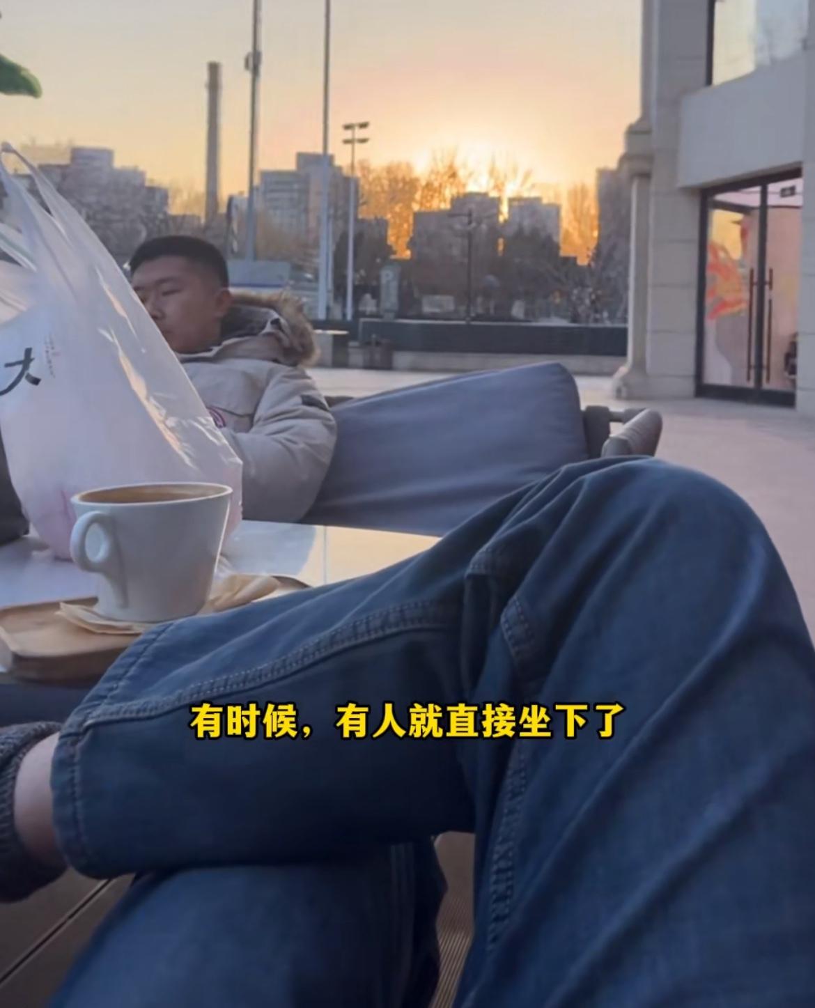 外国博主吐槽中国人没有什么边界感，他在咖啡馆喝咖啡的时候，其他的顾客没有打招呼就
