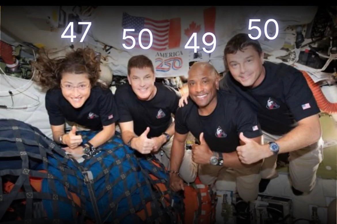 这次探月的四名宇航员的年纪