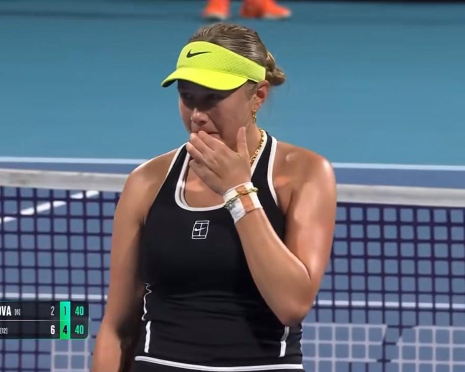 阿尼西莫娃被本西奇大妈打的快抑郁了，全场又贡献了无数个表情包。就比如第二盘本西