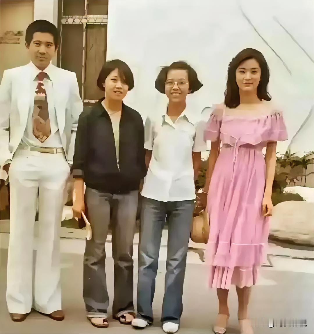仔细看，那时的秦汉高大修伟，疏眉朗目，气宇不凡，真是一表人才！而最右边的美女是谁