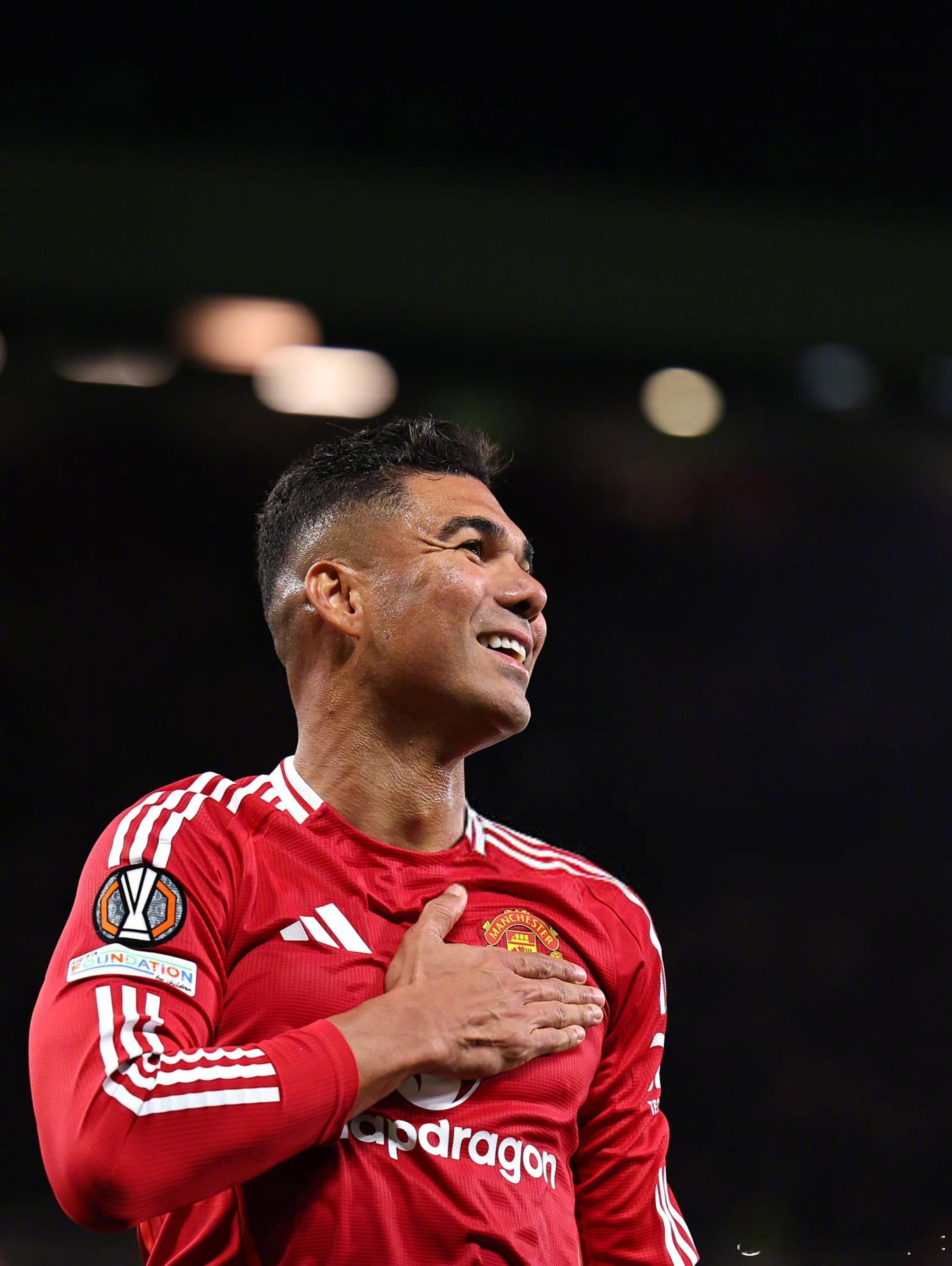 根据此前曼联跟队TALW的消息，卡塞米罗在2022年夏天加盟时，与曼联签的是4