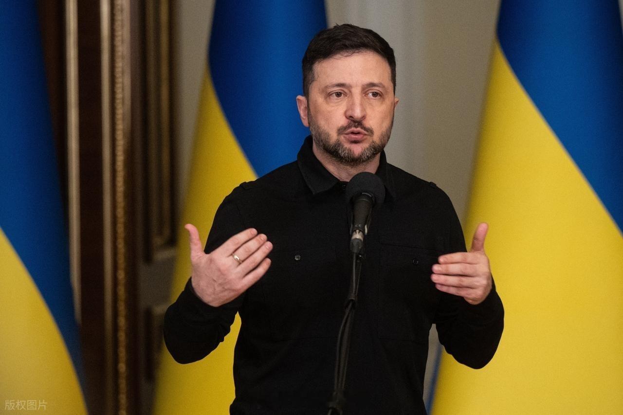 泽连斯基迎来一个“噩耗”！2月7日，俄军对乌克兰西部进行了大规模轰炸，军事博主波