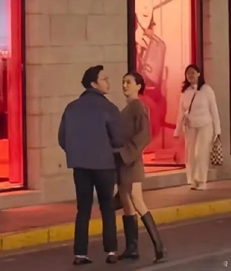 吴千语施伯雄夜游上海张园。11月29日晚，有网友晒出与吴千语的合照，吴千语一身驼