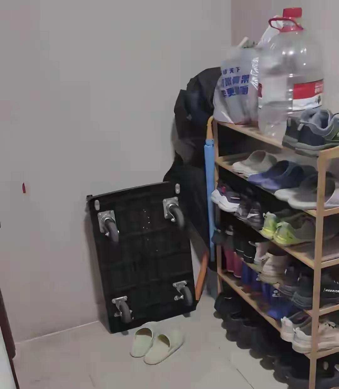 挂遗照逼邻清杂物后续：楼道通了人不服！房主：我是真被逼疯了事情还没完，反而越